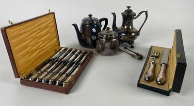 plusieurs types d'argenterie dans un coffret