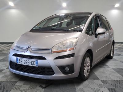 la petite voiture argentée est garée sur un carrelage à carreaux