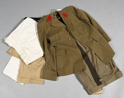 une photo montrant une veste, un pantalon et une veste posés sur une table
