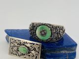 une paire de bracelets manchette en argent et pierres vertes