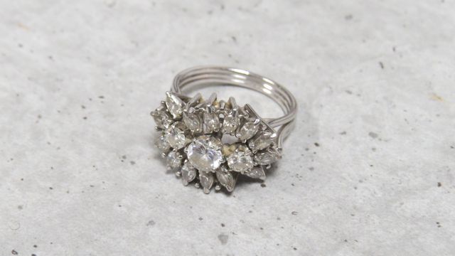Bague en platine 800 millièmes, le centre orné de trois diamants ...