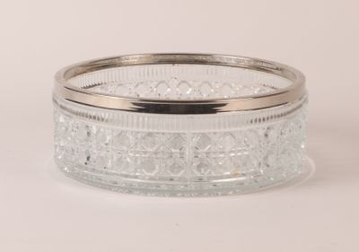 une image représentant un saladier en verre transparent bordé d'argent