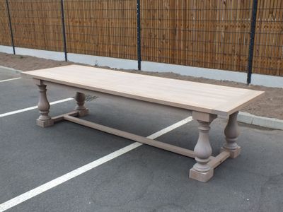 une table en bois posée au milieu d'un parking