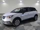 la photo d'une voiture blanche garée dans un garage