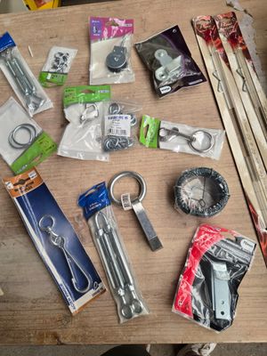 de nombreux objets posés sur une table en bois