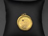 un petit cadenas en or orné d'un petit diamant
