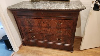 une commode en marbre dans le coin d'une pièce