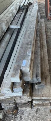 de nombreuses pièces de bois empilées les unes sur les autres
