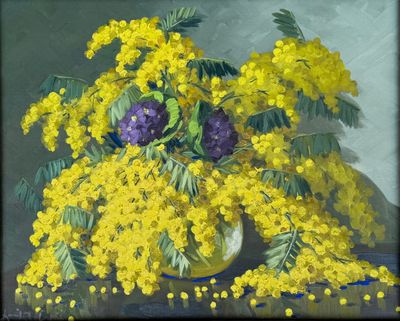 des fleurs jaunes et violettes dans un vase en verre posé sur une table