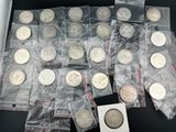un lot de pièces de monnaie posées sur une table