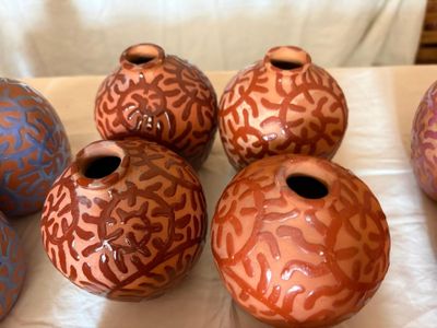 cinq vases posés sur une table