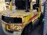 un chariot élévateur garé sur le parking