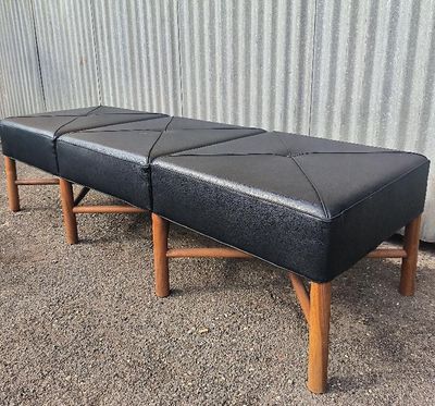 paire de bancs en cuir noir de style « mid-century » avec des pieds en bois
