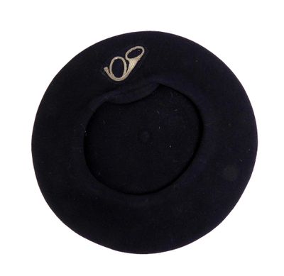 un chapeau noir orné d'un logo doré