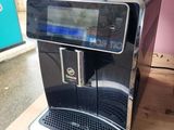 une machine à café posée sur une table