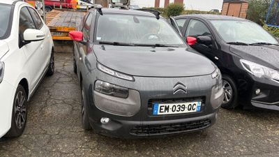 trois petites voitures garées les unes à côté des autres sur un parking