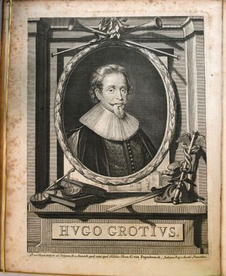 un vieux livre avec la photo d'un homme en robe