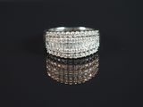 gros plan d'une bague en diamant sur une surface noire
