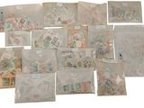 de nombreux types de timbres différents, rangés dans des sachets posés sur la table