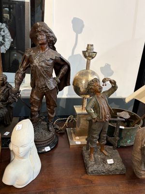une table sur laquelle se trouvent de nombreuses statues
