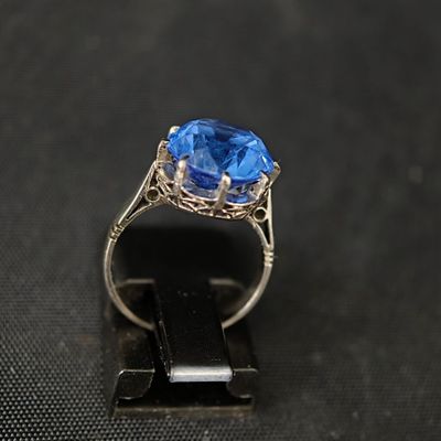 Gros plan sur une bague contenant une pierre bleue