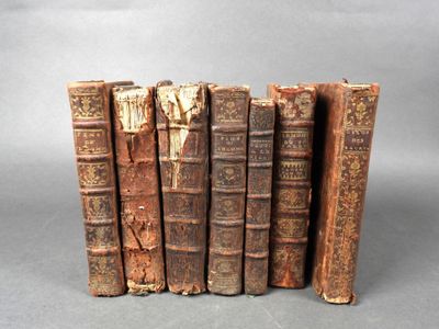 plusieurs vieux livres empilés sur une table