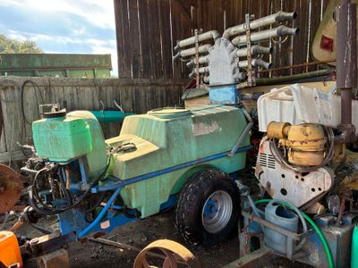 une photo d'un tracteur équipé d'un réservoir d'eau