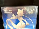 une boîte sur laquelle figure l'image d'une figurine de Pokémon