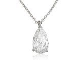 un collier en or blanc orné d'un diamant taille poire monté sur une chaîne