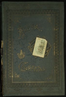 un vieux livre avec une illustration sur la couverture, posé sur une table
