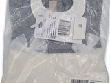 un t-shirt blanc emballé dans du plastique, muni d'une étiquette