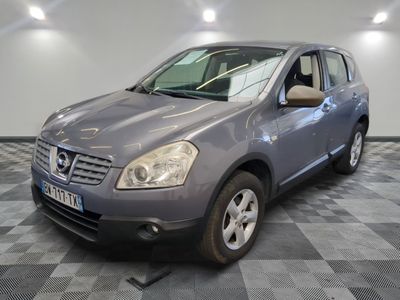 une photo d'un Nissan RAV gris garé dans un garage