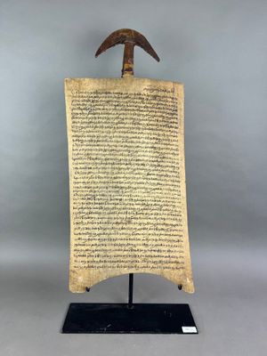un grand morceau de parchemin sur lequel repose un marteau