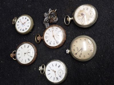 cinq types différents de montres de poche sur un fond noir