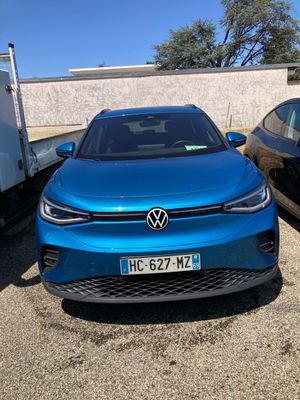 deux Volkswagen bleues garées l'une à côté de l'autre sur un parking