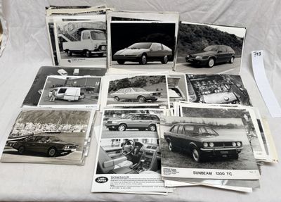 plusieurs photographies en noir et blanc de voitures anciennes posées sur une table