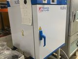 une machine qui se trouve à l'intérieur d'un bâtiment