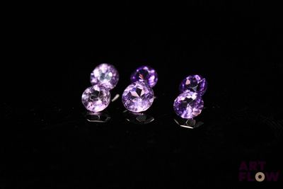 trois améthystes sont représentées sur un fond noir