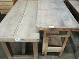 deux tables en bois qui se trouvent dans une pièce