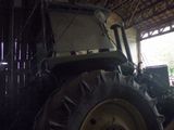 un tracteur garé à l'intérieur d'un bâtiment