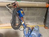 une machine bleue qui se trouve dans le garage