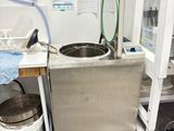 une photo d'une cuisine avec un évier et une machine à laver