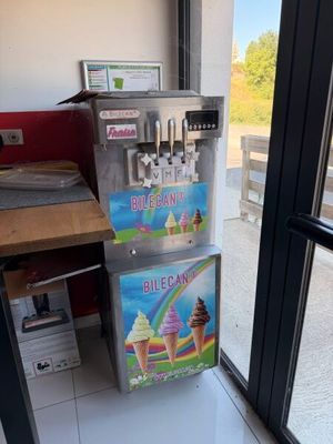 une machine posée devant une fenêtre