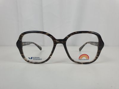 une paire de lunettes posée sur une table blanche