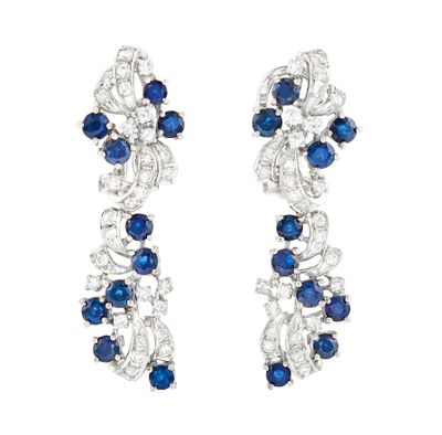une paire de boucles d'oreilles en saphir et diamant
