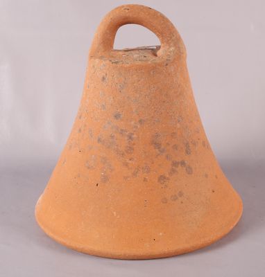une cloche en argile percée d'un trou au milieu