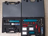 une trousse à outils dans une mallette posée par terre
