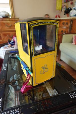 un petit train miniature posé sur une table basse dans un salon