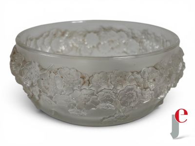 un saladier en verre transparent orné d'un motif décoratif