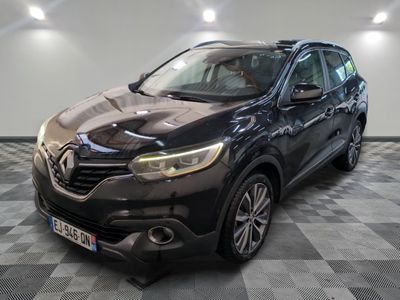 vue de face d'une voiture noire garée dans un garage
